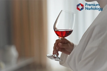 Девушка с алкоголем